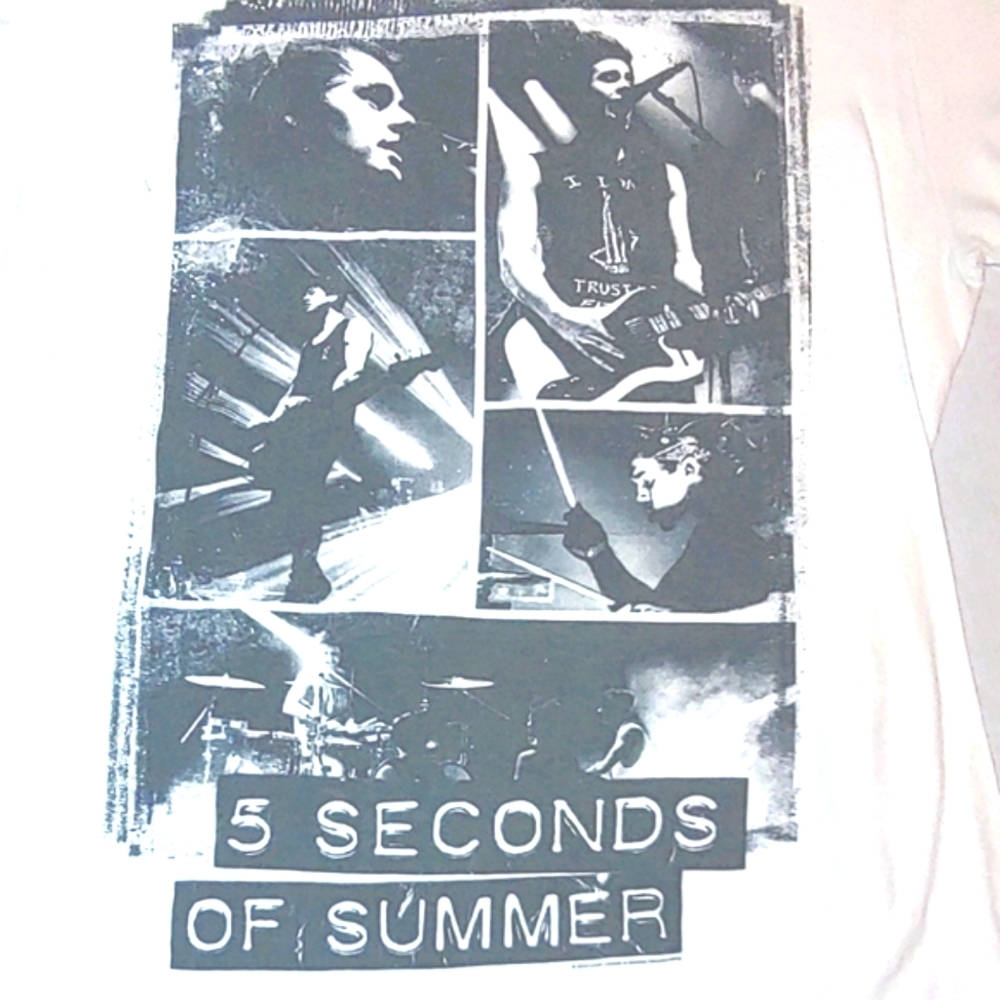 5 Seconds of Summer Concert Tee Featuring Cool Pics of the Band Size Medium